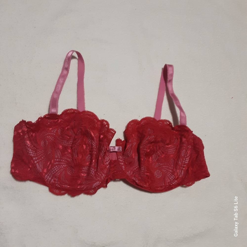 ADORE ME BRA SIZE 40D. Elegant Red And Pink Lace Bra